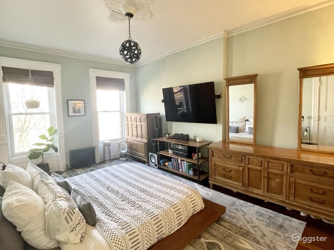 Relax, cozy, suite in historic brownstone  Photo 2