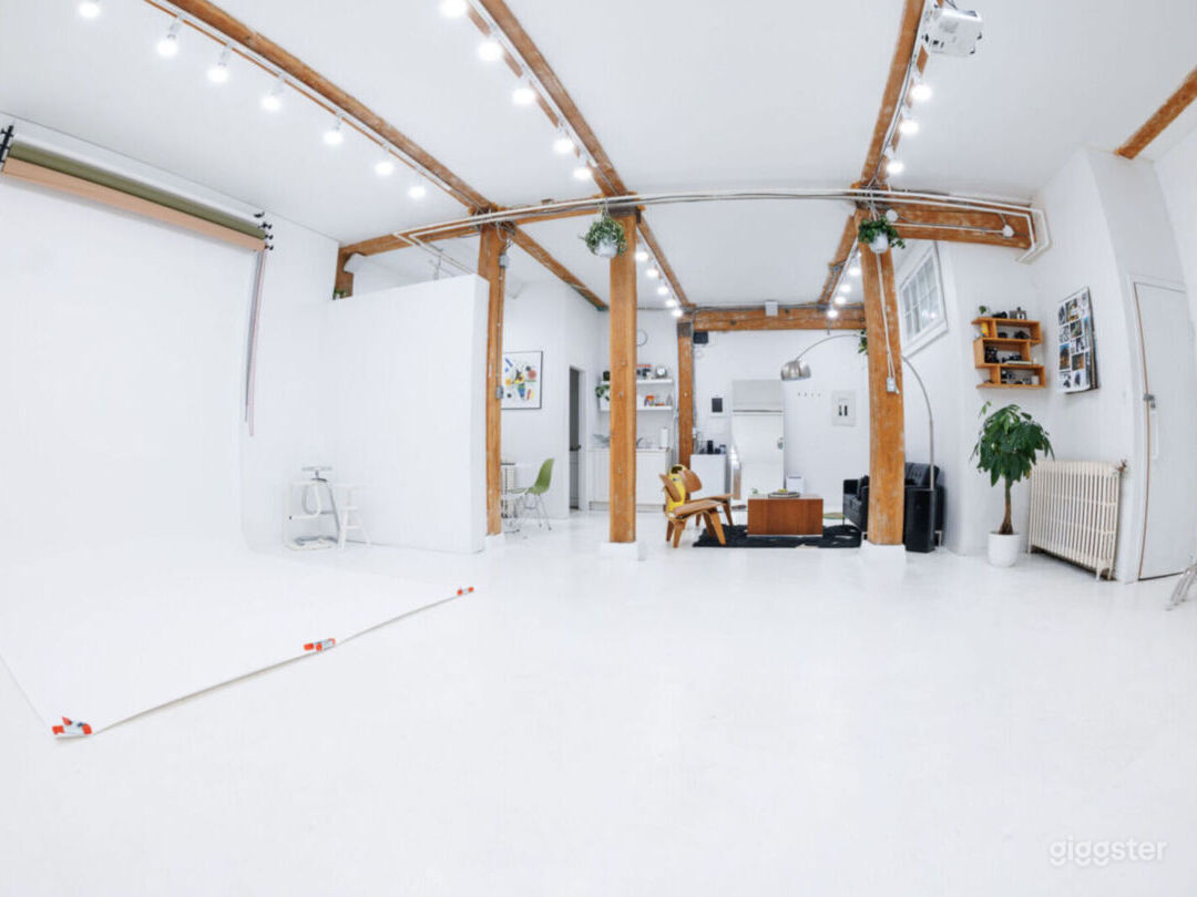 Bright &amp; Spacious Mount Pleasant Studio Photo 2