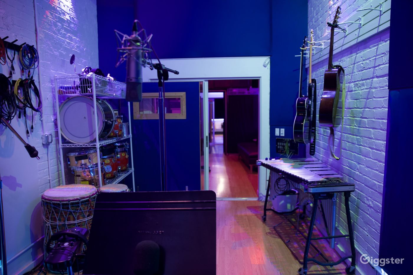 Live Room B Rent this location on Giggster