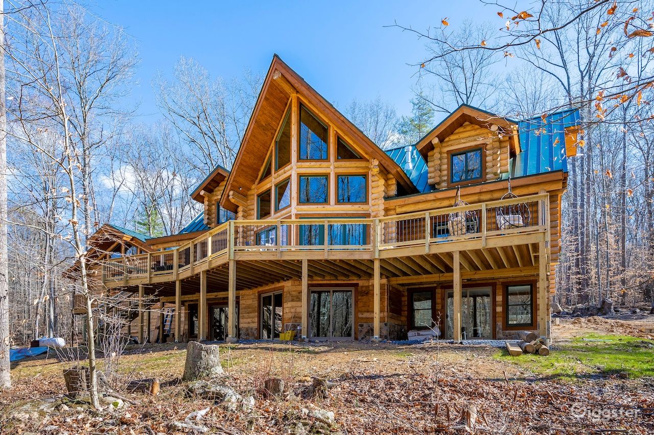 Log House at Sugarloaf Mountain Rent this location on Giggster