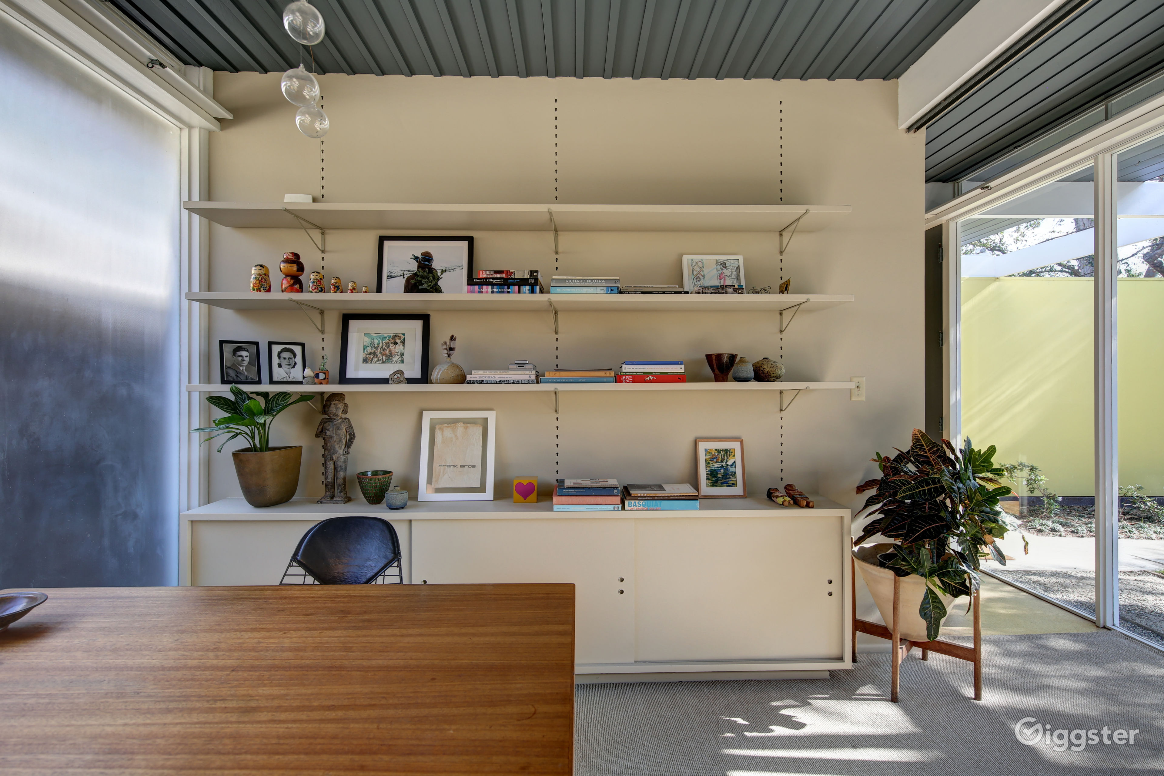 Retro No.450 | Rent this location on Giggster