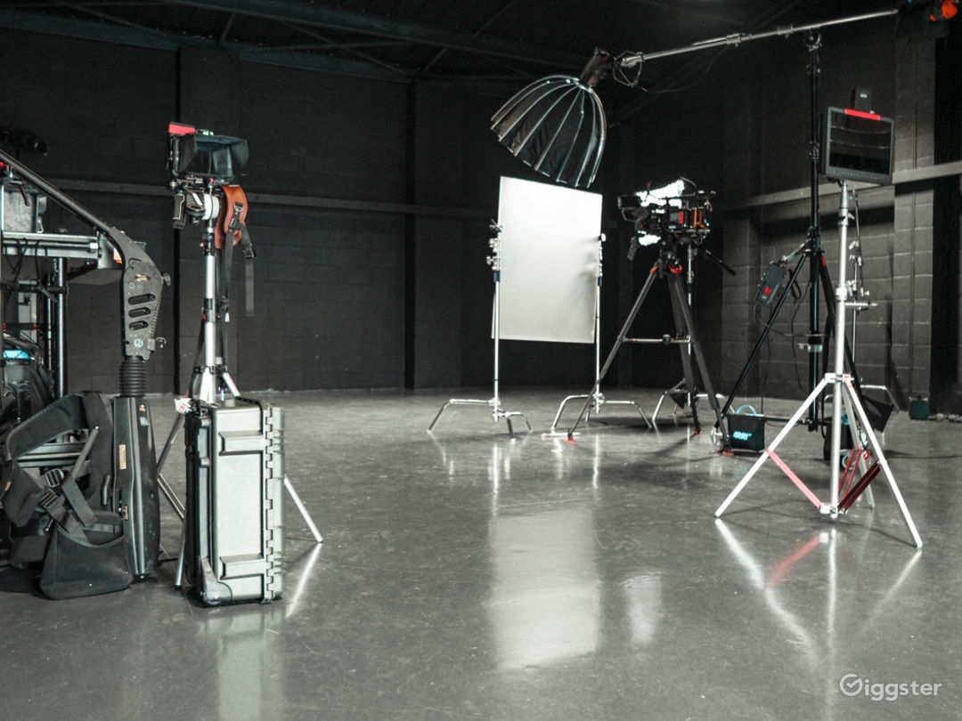 Blackout Studio/ High Ceiling/ Drive-In Access Photo 2