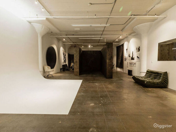 Photo Studio DTLA w/ Skyline View & Natural Light Rent this location