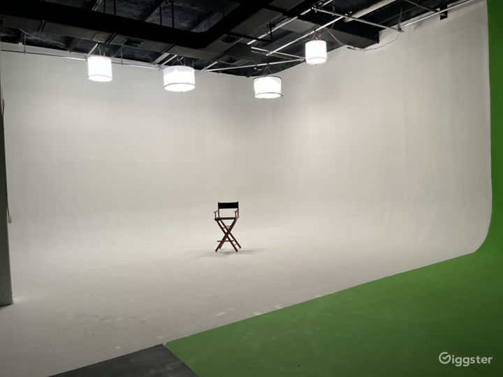 Studio with White Cyc, Green Screen, Black Void Photo 3