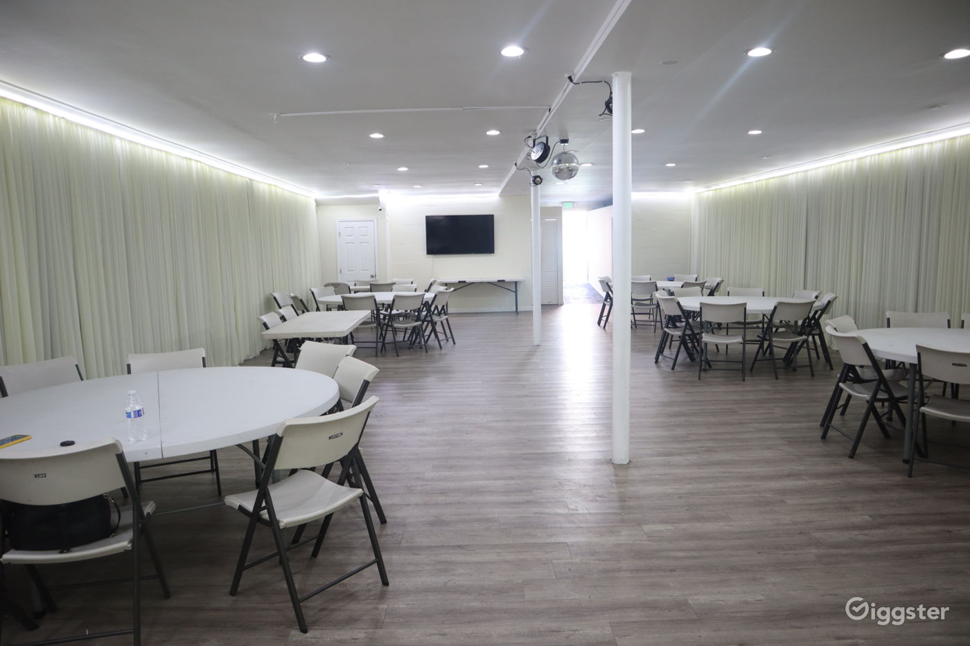 Cafeteria Dining hall Rent this location on Giggster