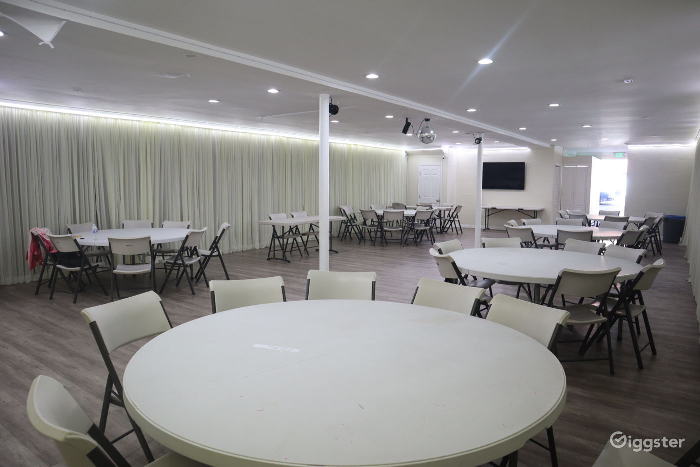 Cafeteria Dining hall Rent this location on Giggster