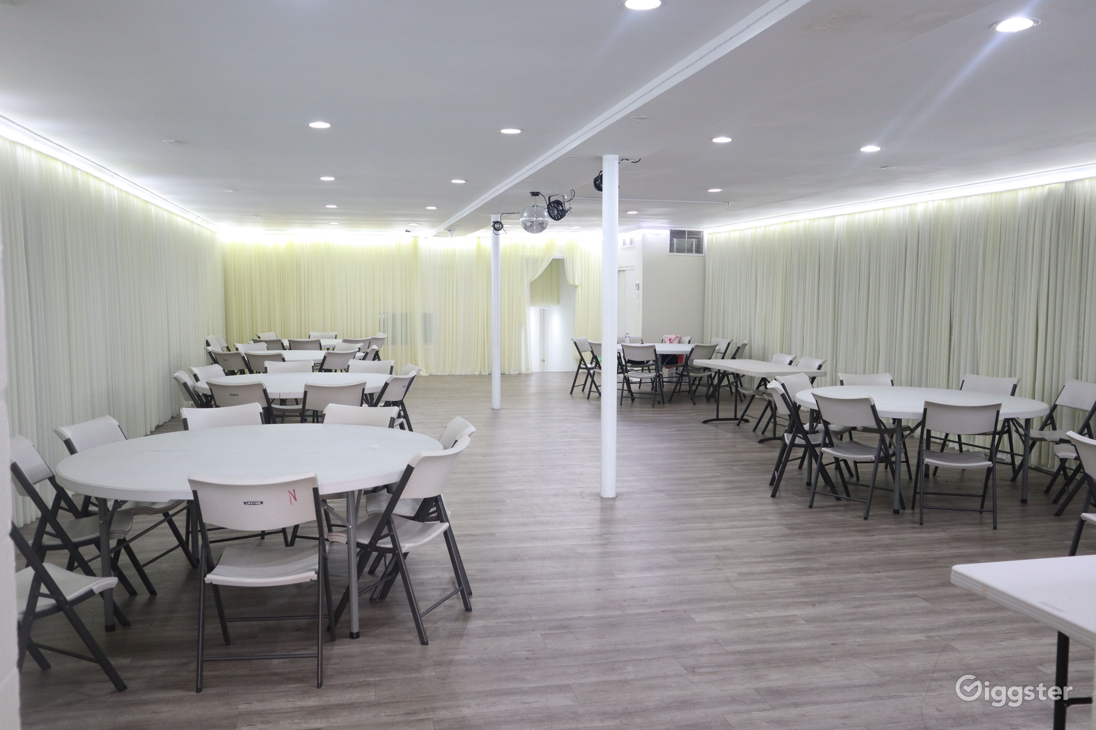 Cafeteria Dining hall Rent this location on Giggster