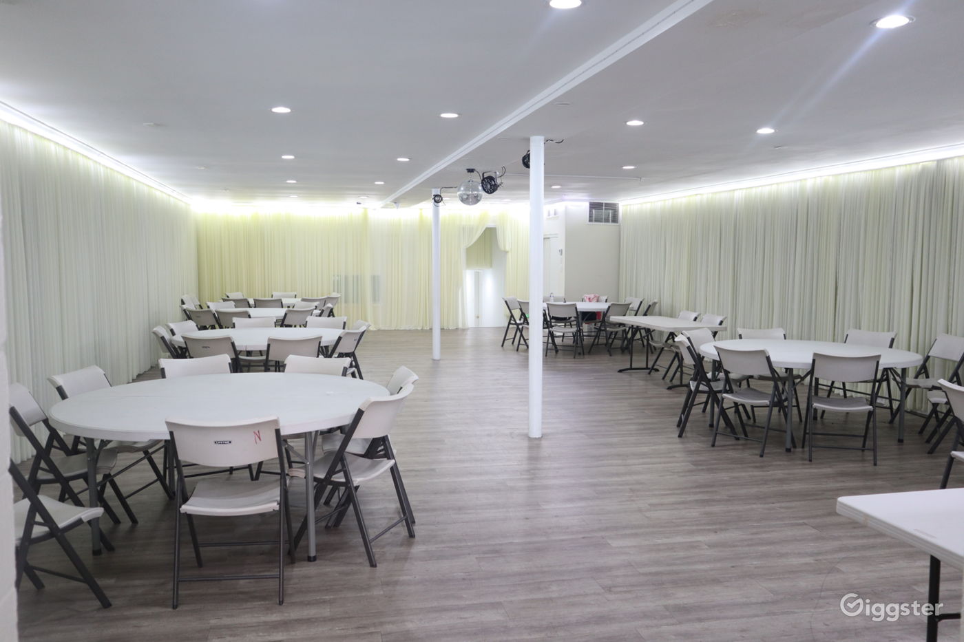 Cafeteria Dining hall Rent this location on Giggster