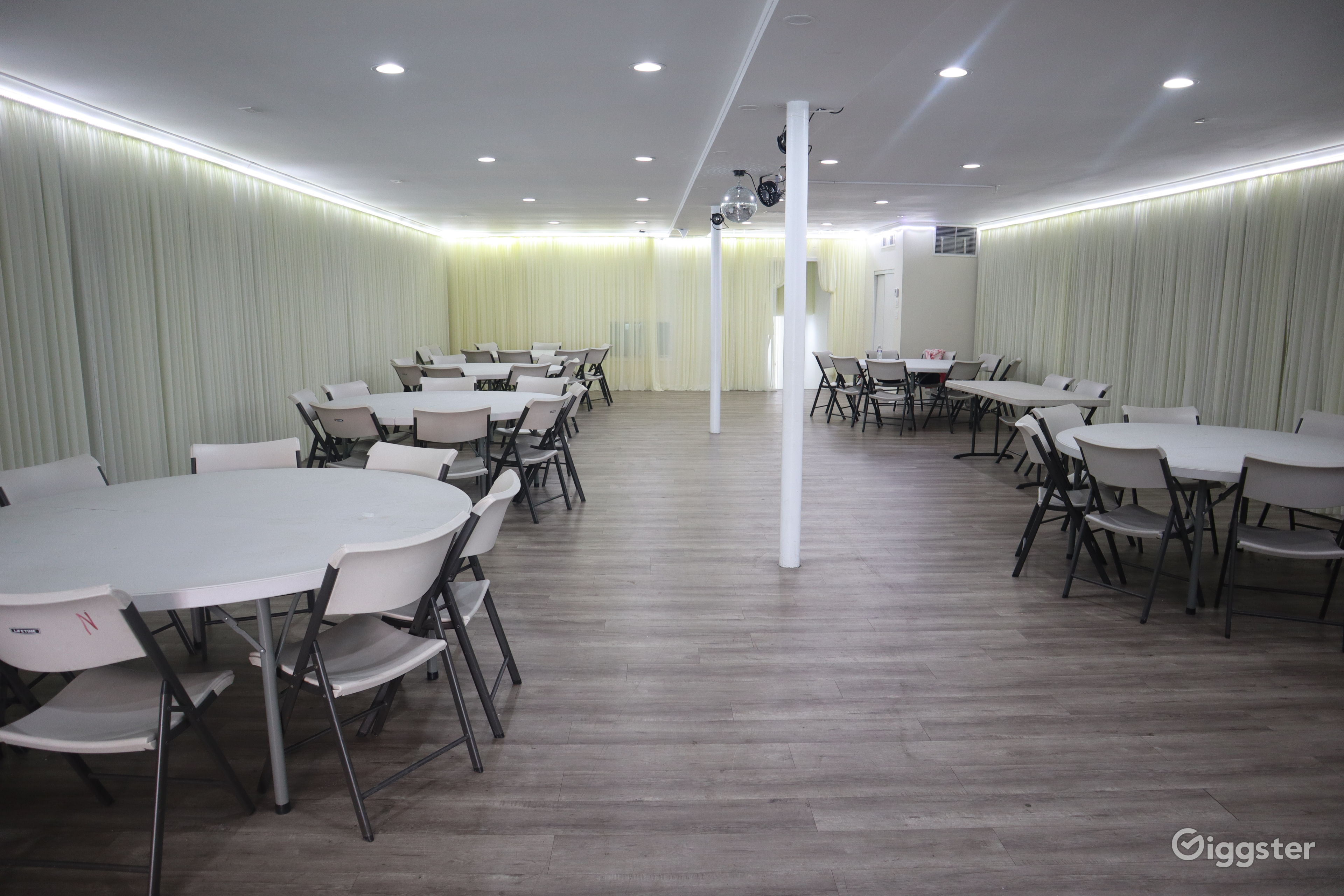 Cafeteria Dining hall Rent this location on Giggster