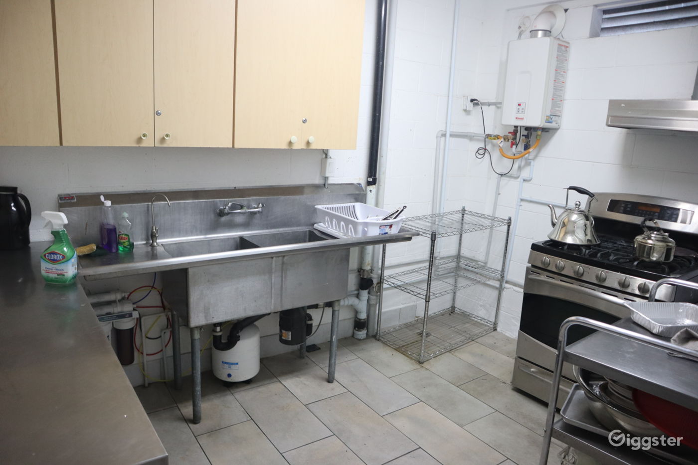 Cafeteria Dining hall Rent this location on Giggster