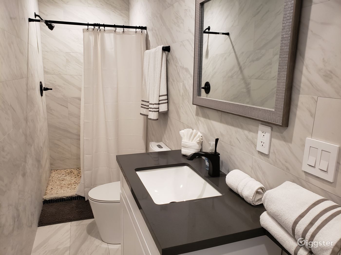 Fully renovated 3 bedrooms on Pico and Robertson!! Rent this location