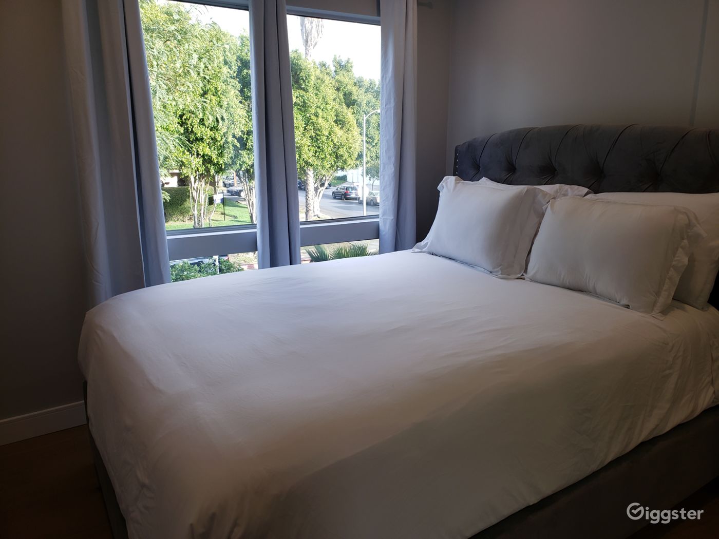 Fully renovated 3 bedrooms on Pico and Robertson!! Rent this location