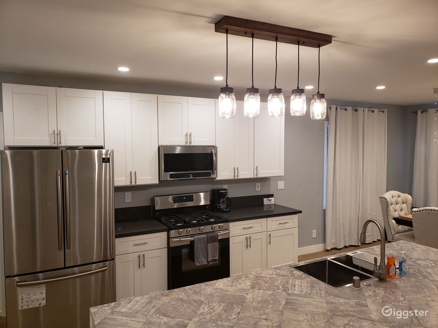 Fully renovated 3 bedrooms on Pico and Robertson!! Rent this location