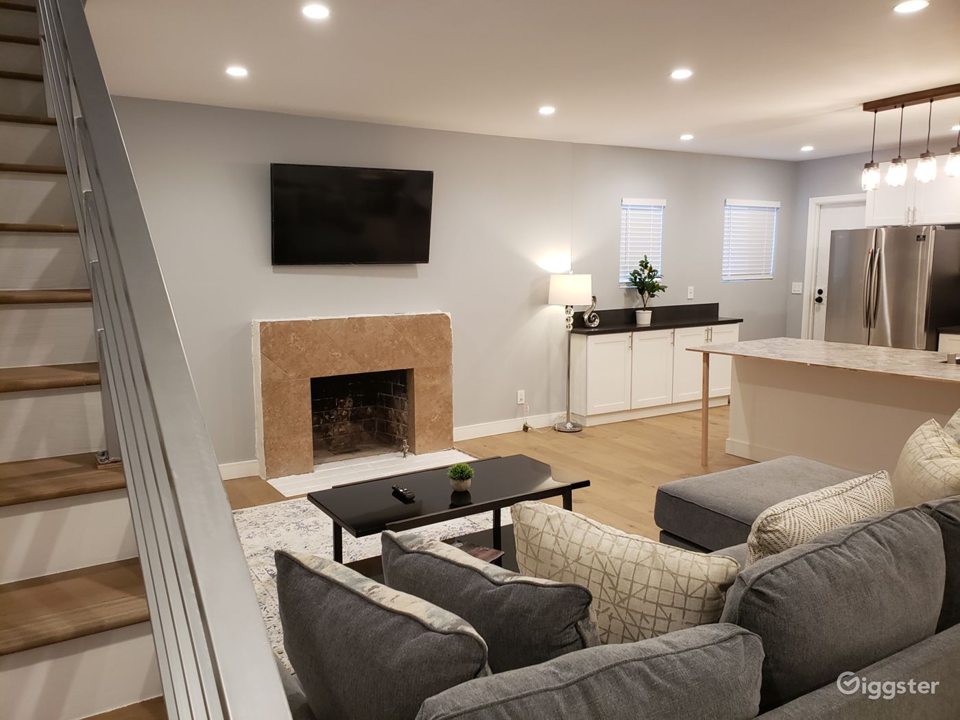 Fully renovated 3 bedrooms on Pico and Robertson!! Rent this location