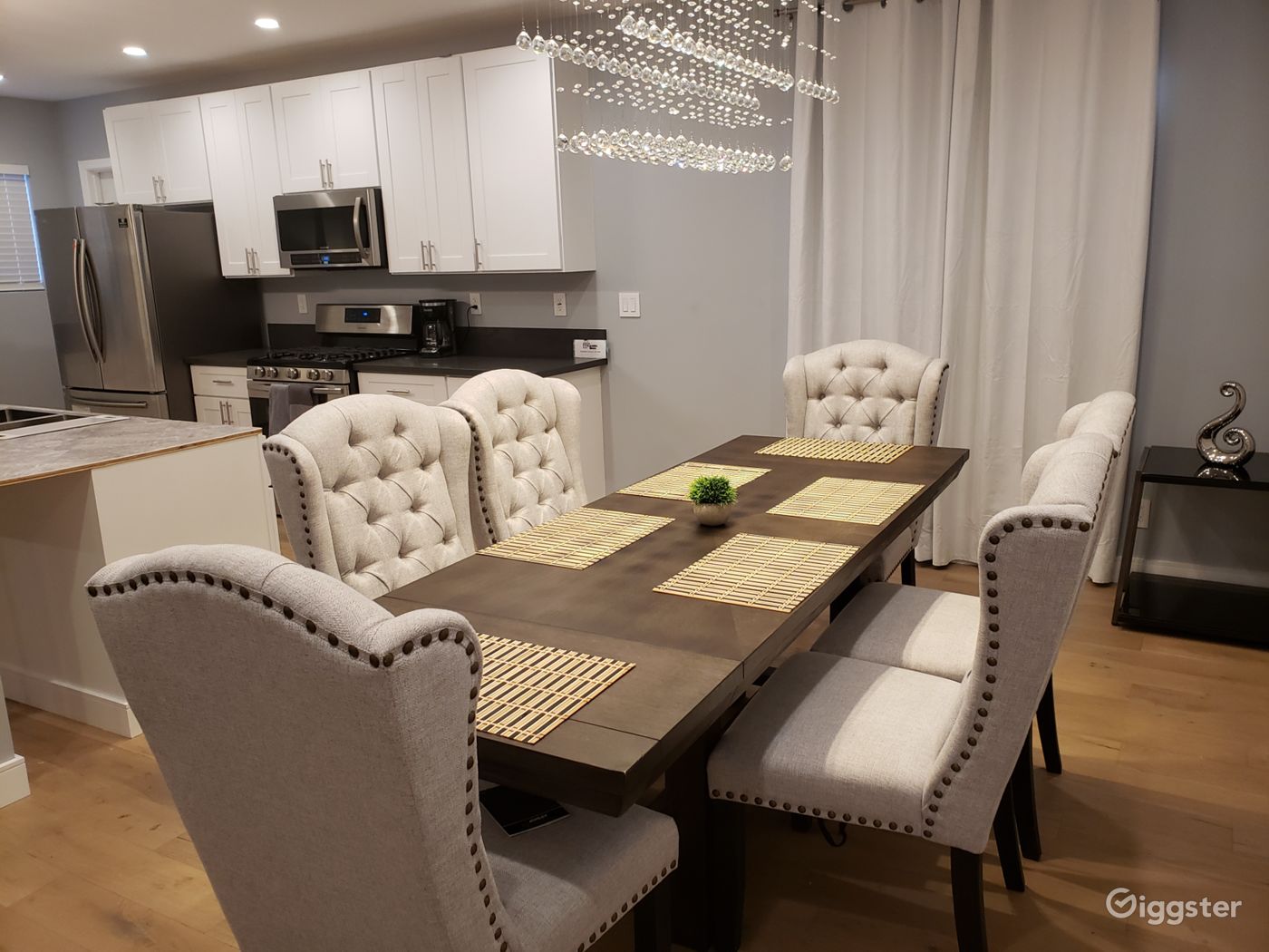 Fully renovated 3 bedrooms on Pico and Robertson!! Rent this location