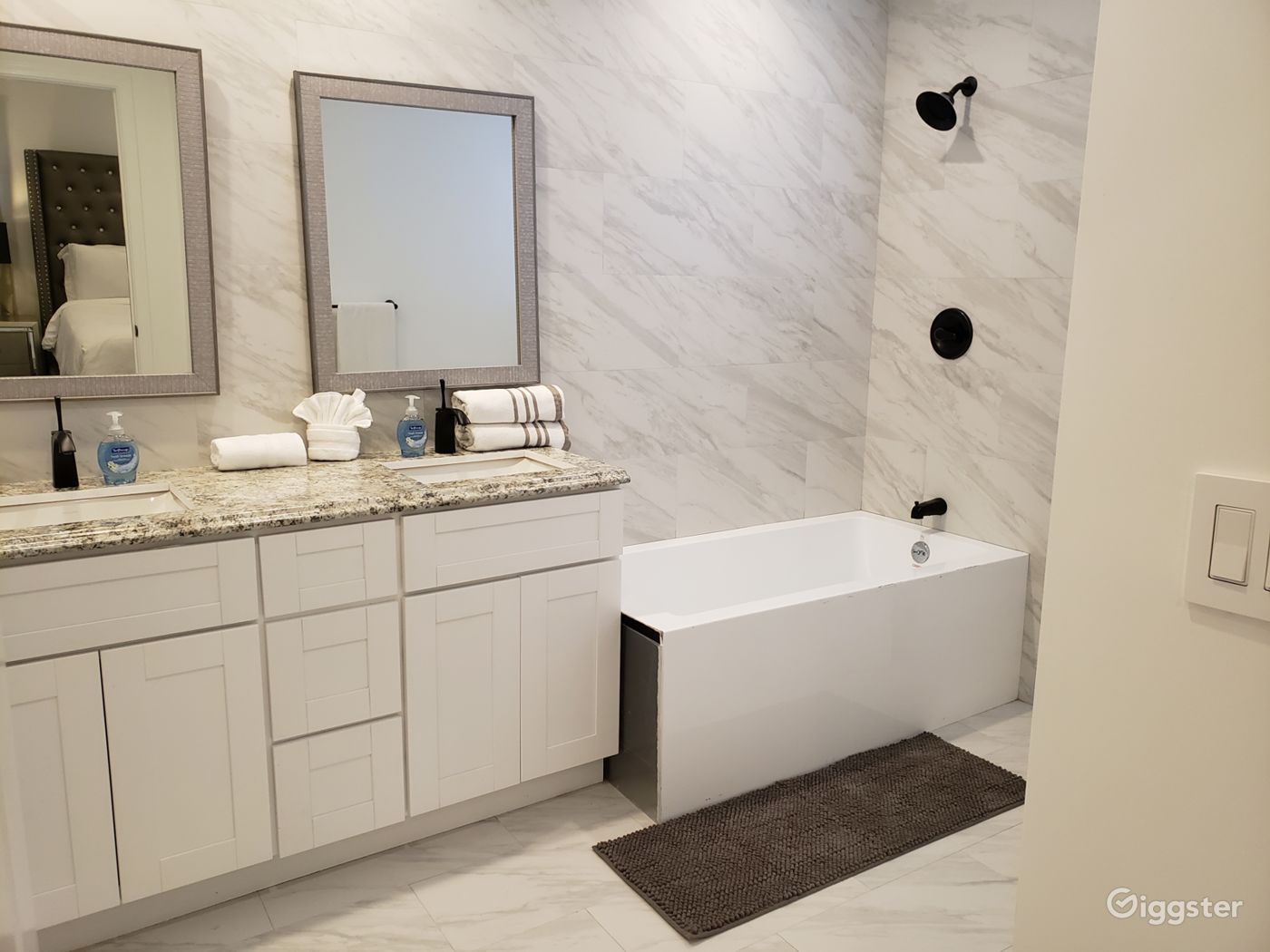 Fully renovated 3 bedrooms on Pico and Robertson!! Rent this location