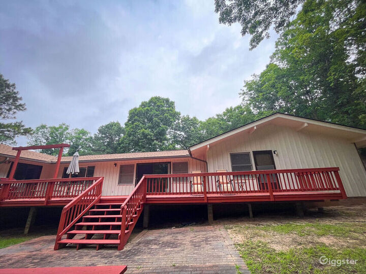 Expansive 70s ranch home, lake and large pasture. Rent this location