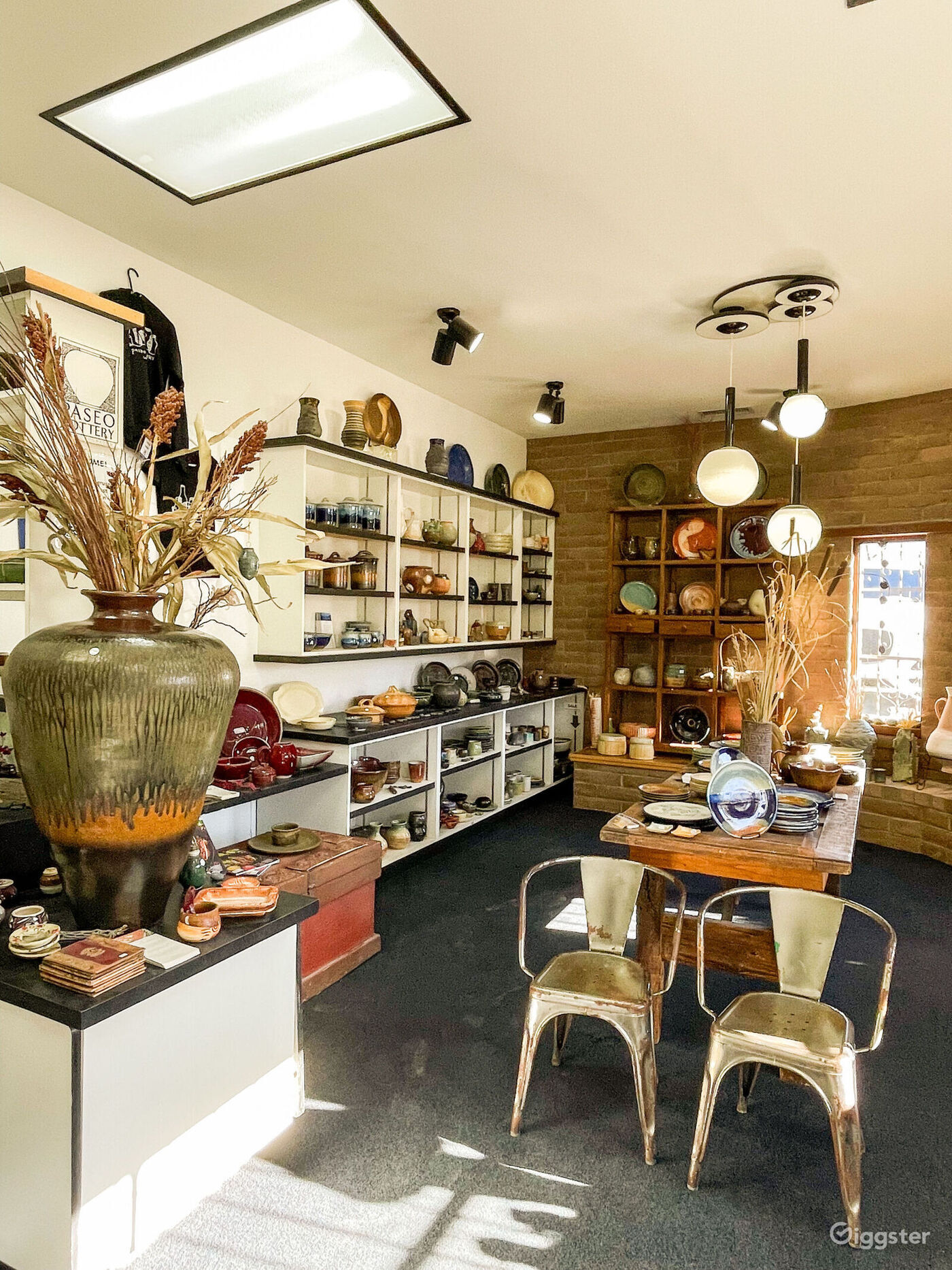 Large Fully Equipped Pottery Studio and Gallery Rent this location on