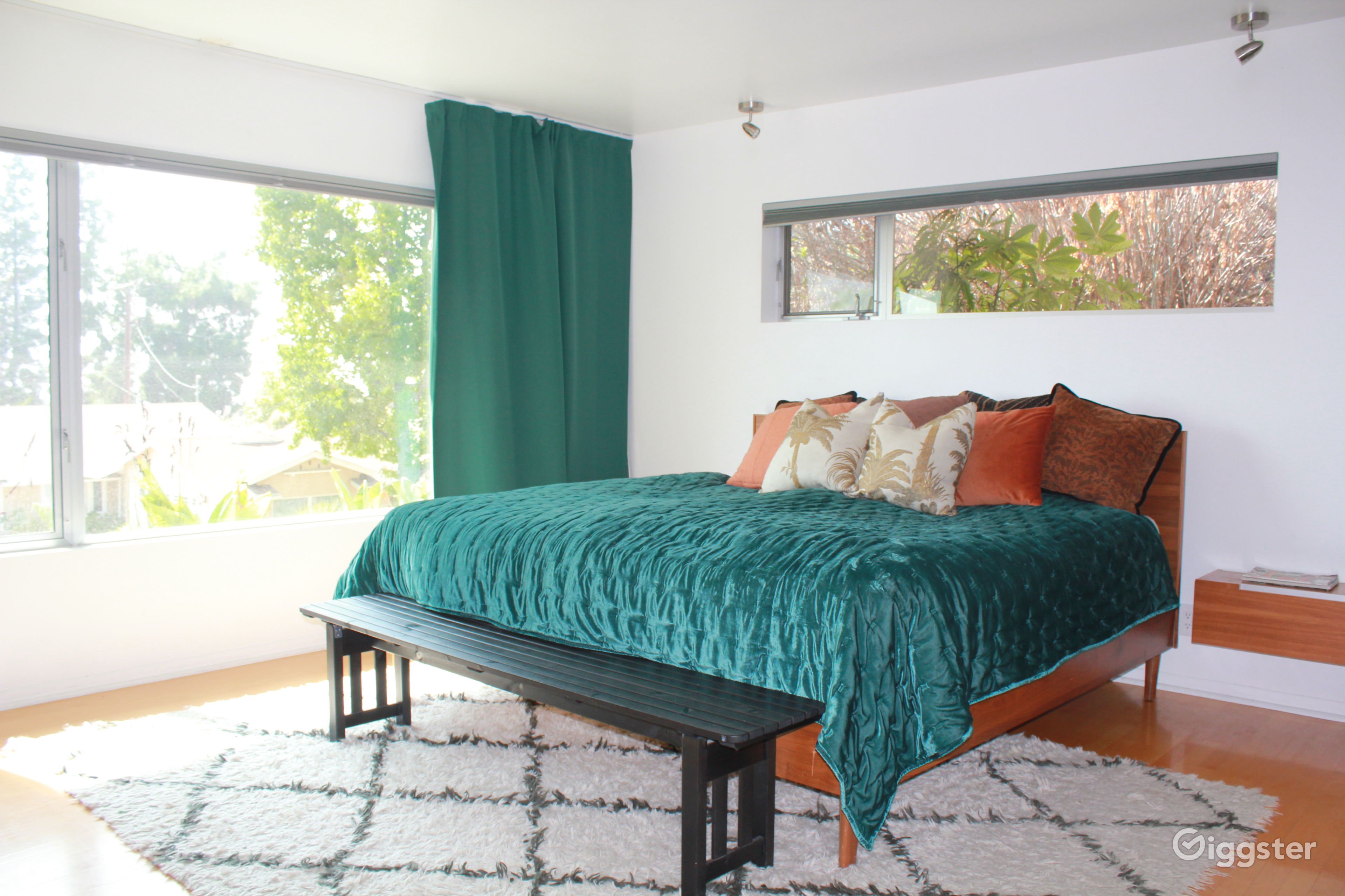 Modern MidCentury House with stunning DTLA Views Rent this location