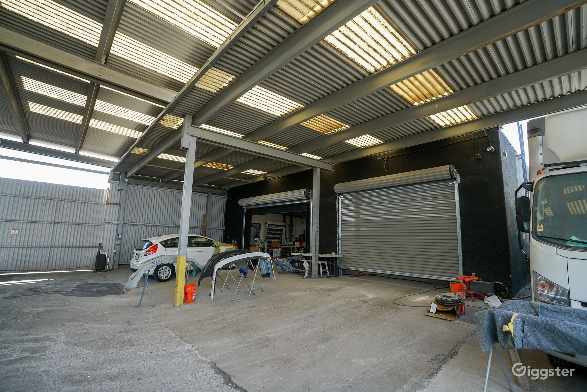 Car dealership/showroom/warehouse in Burbank! Rent this location on