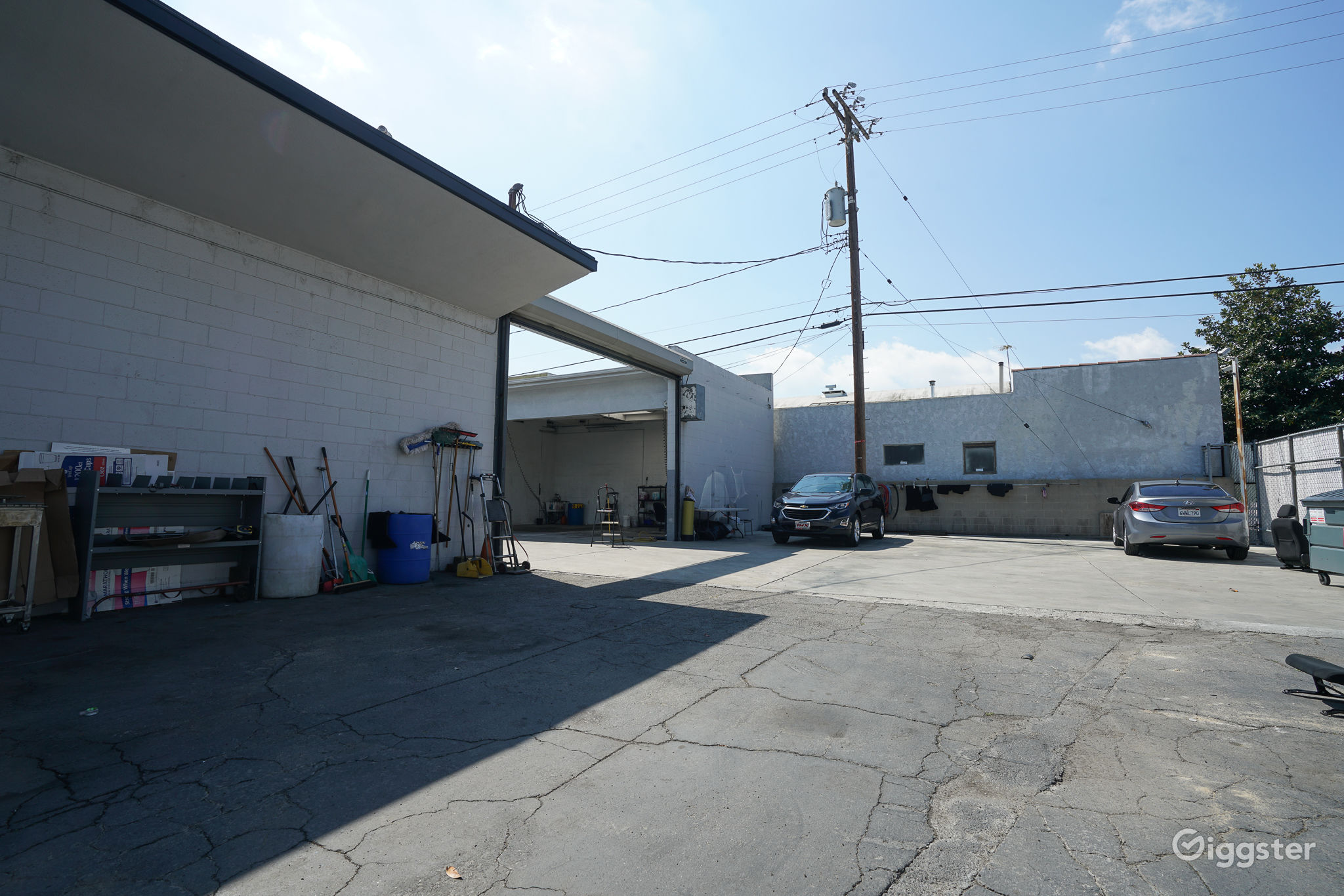 Car dealership/showroom/warehouse in Burbank! Rent this location on