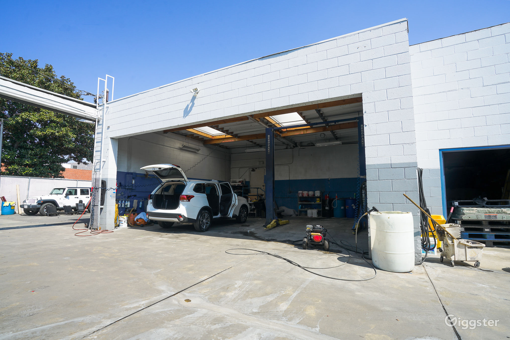 Car dealership/showroom/warehouse in Burbank! Rent this location on