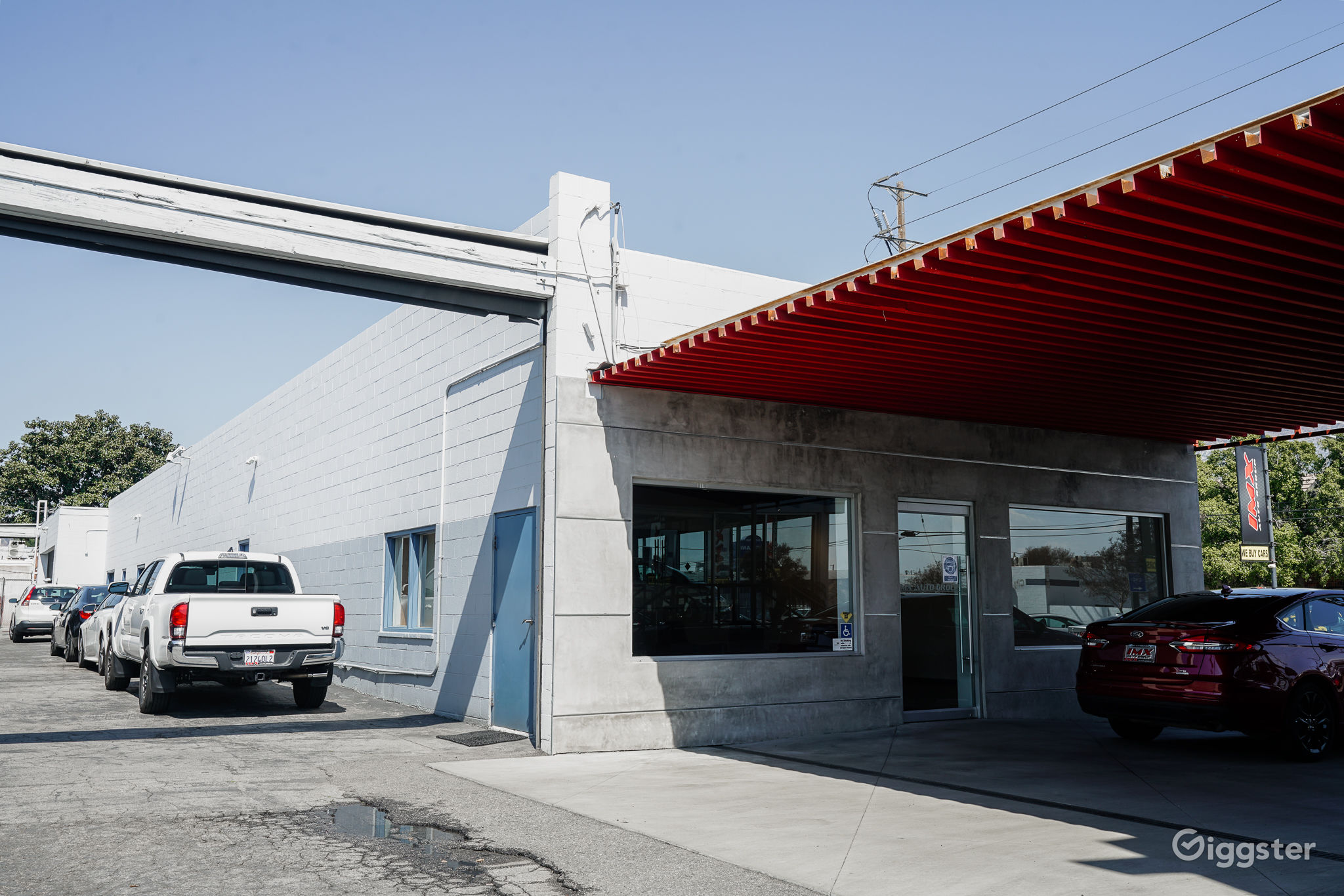 Car dealership/showroom/warehouse in Burbank! Rent this location on