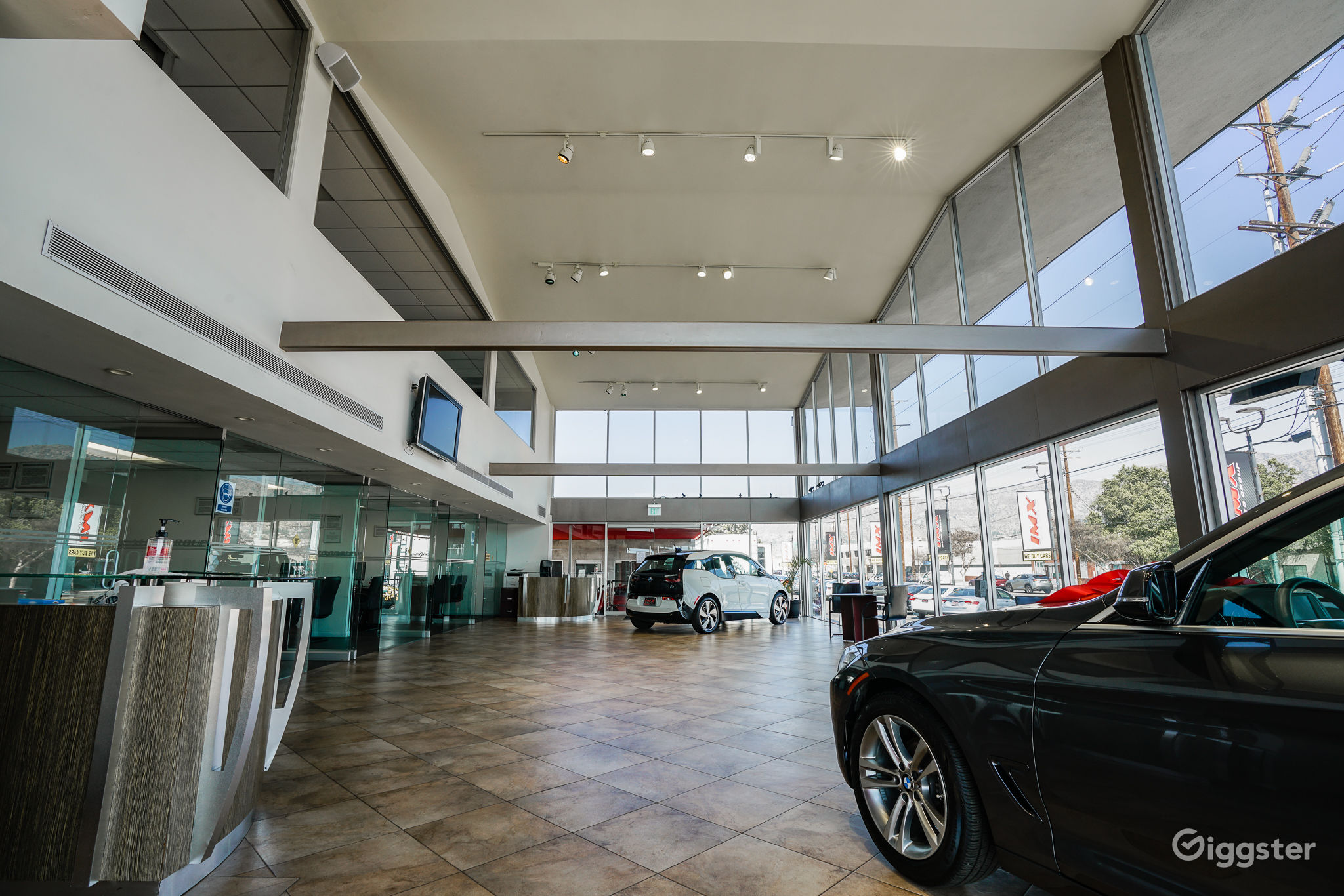 Car dealership/showroom/warehouse in Burbank! Rent this location on