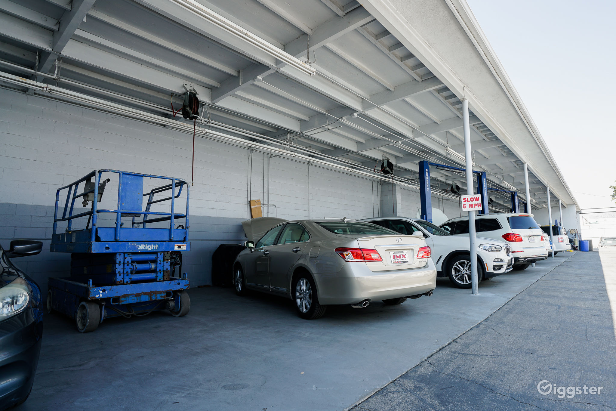 Car dealership/showroom/warehouse in Burbank! Rent this location on