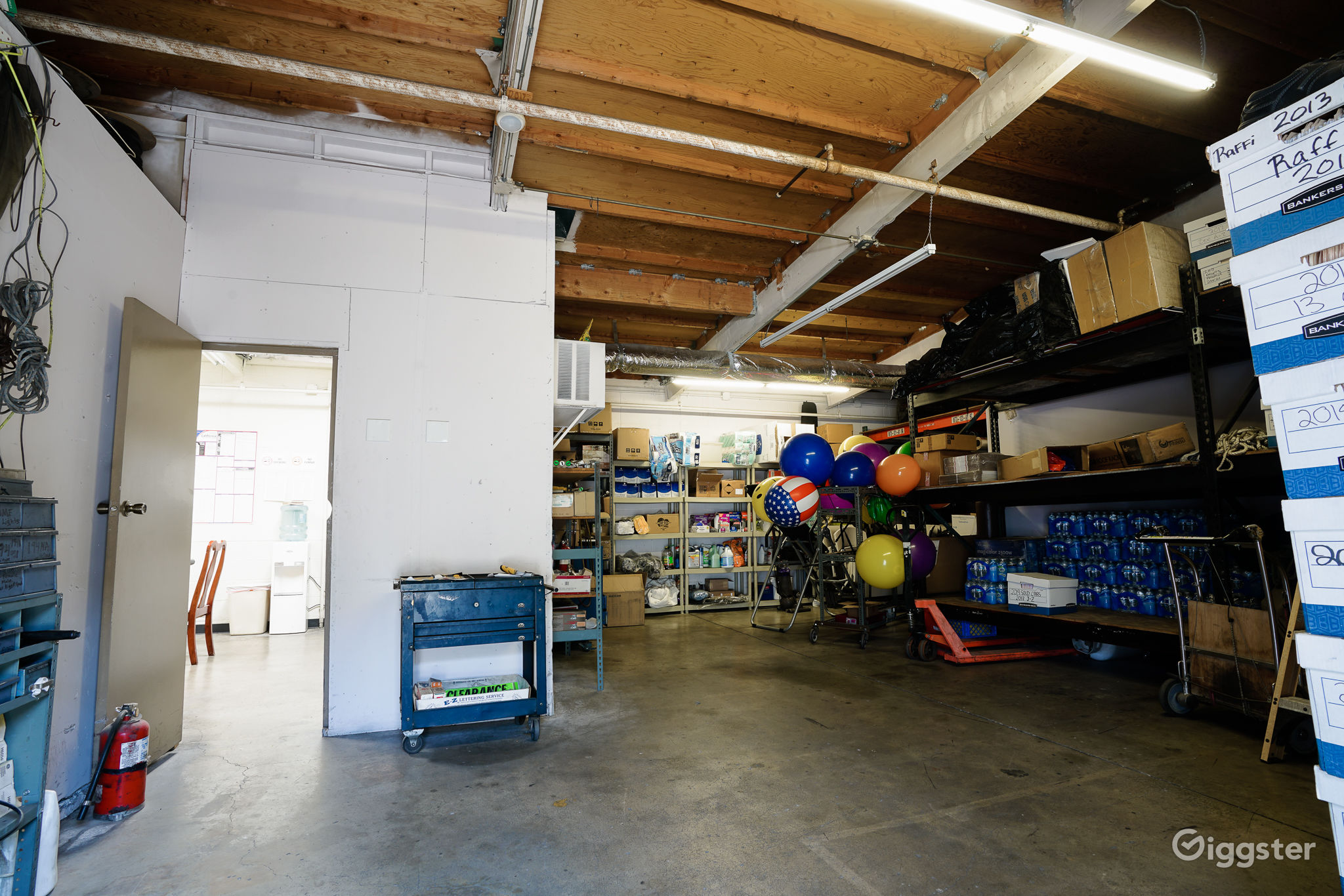 Car dealership/showroom/warehouse in Burbank! Rent this location on