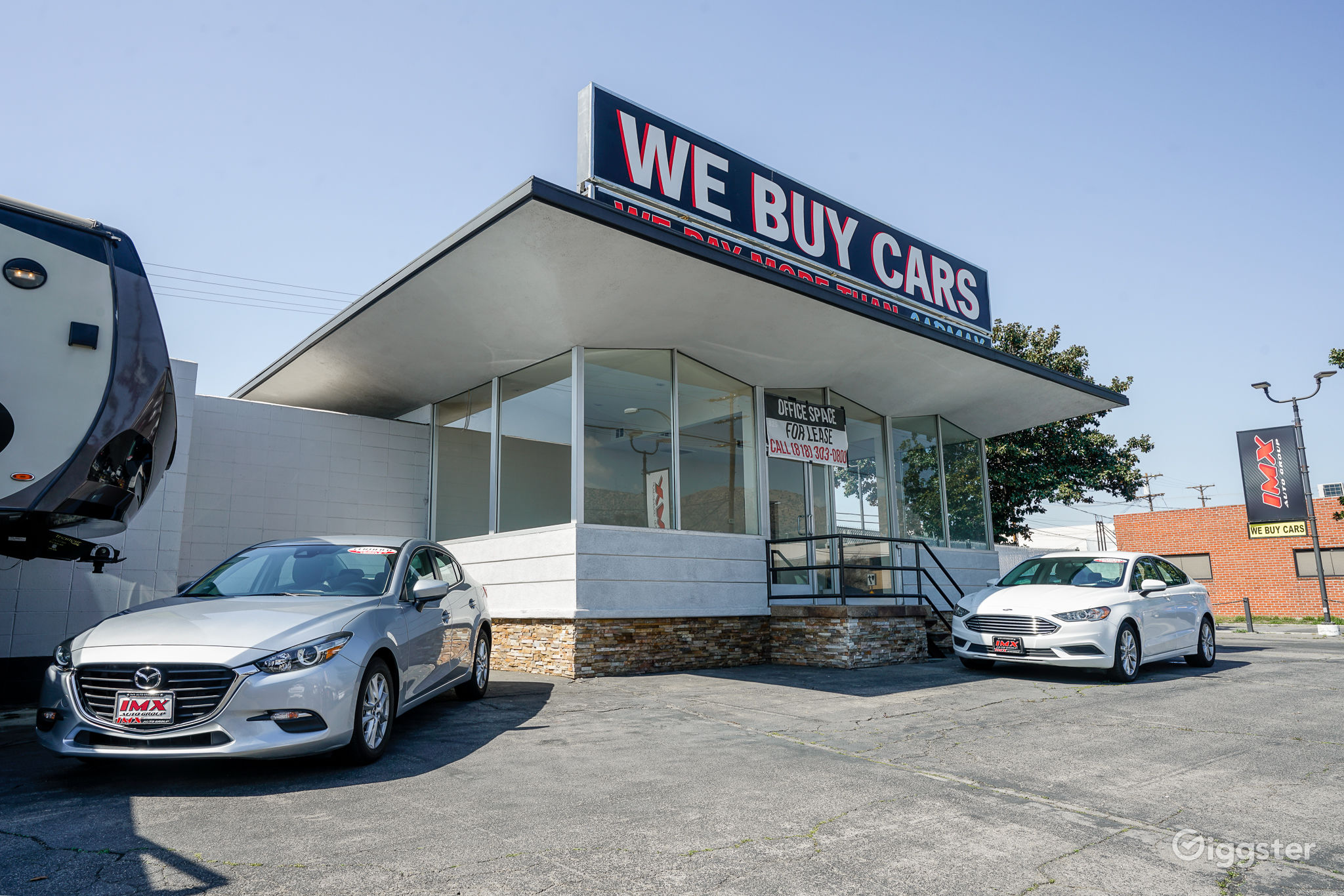 Car dealership/showroom/warehouse in Burbank! Rent this location on