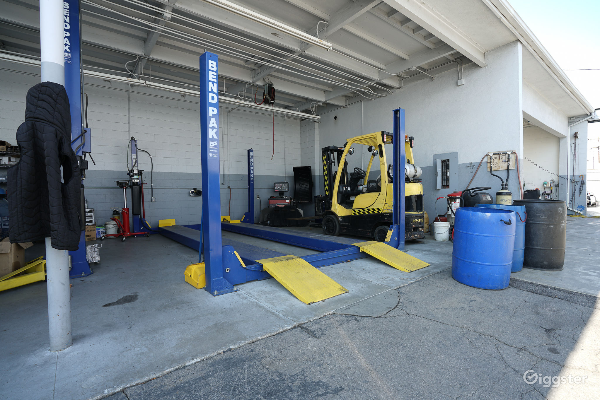 Car dealership/showroom/warehouse in Burbank! Rent this location on