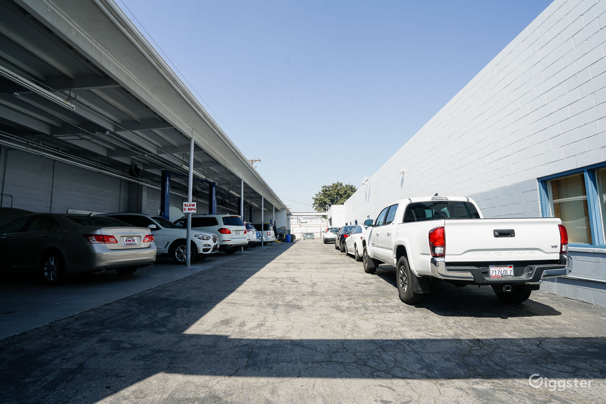 Car dealership/showroom/warehouse in Burbank! Rent this location on