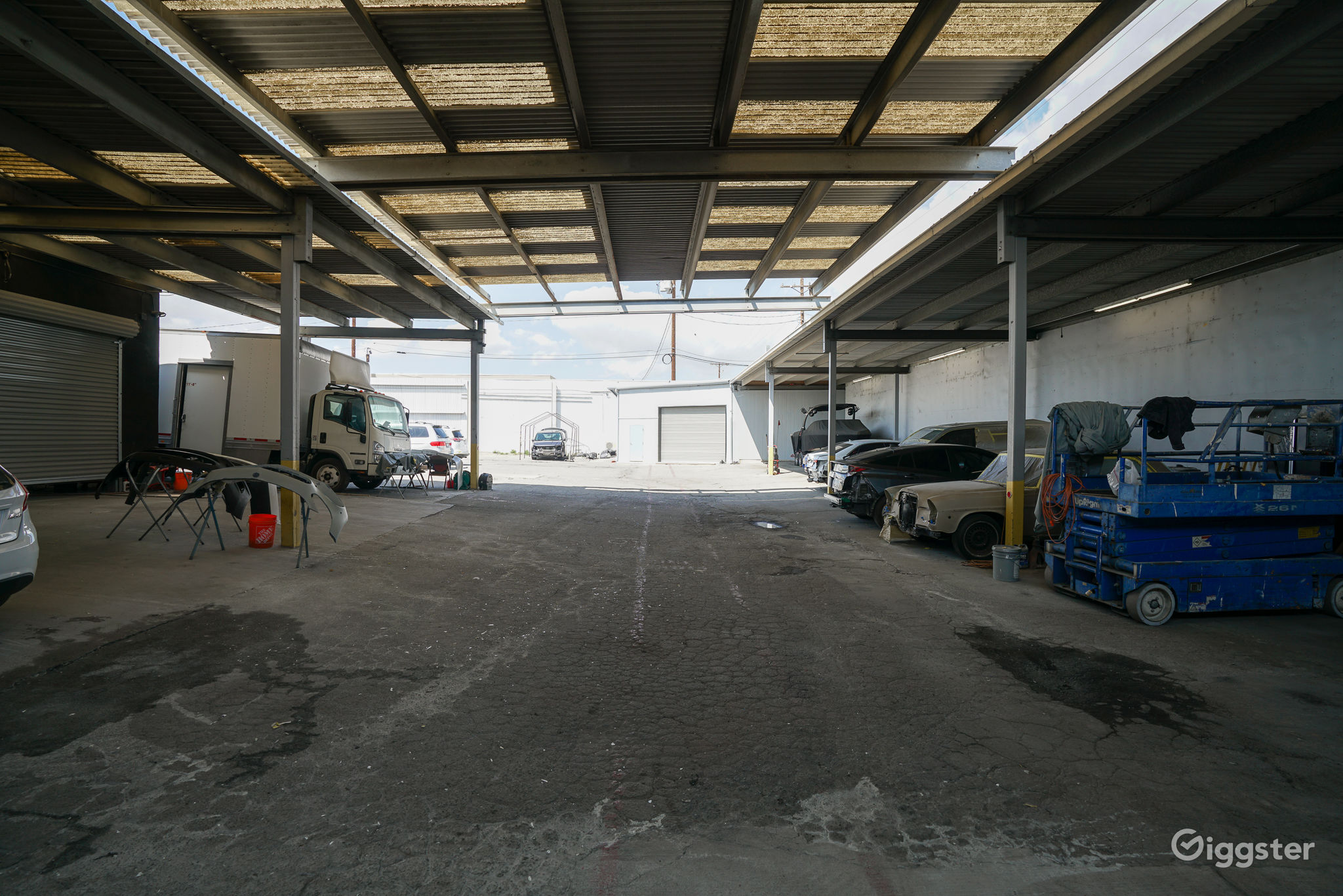 Car dealership/showroom/warehouse in Burbank! Rent this location on