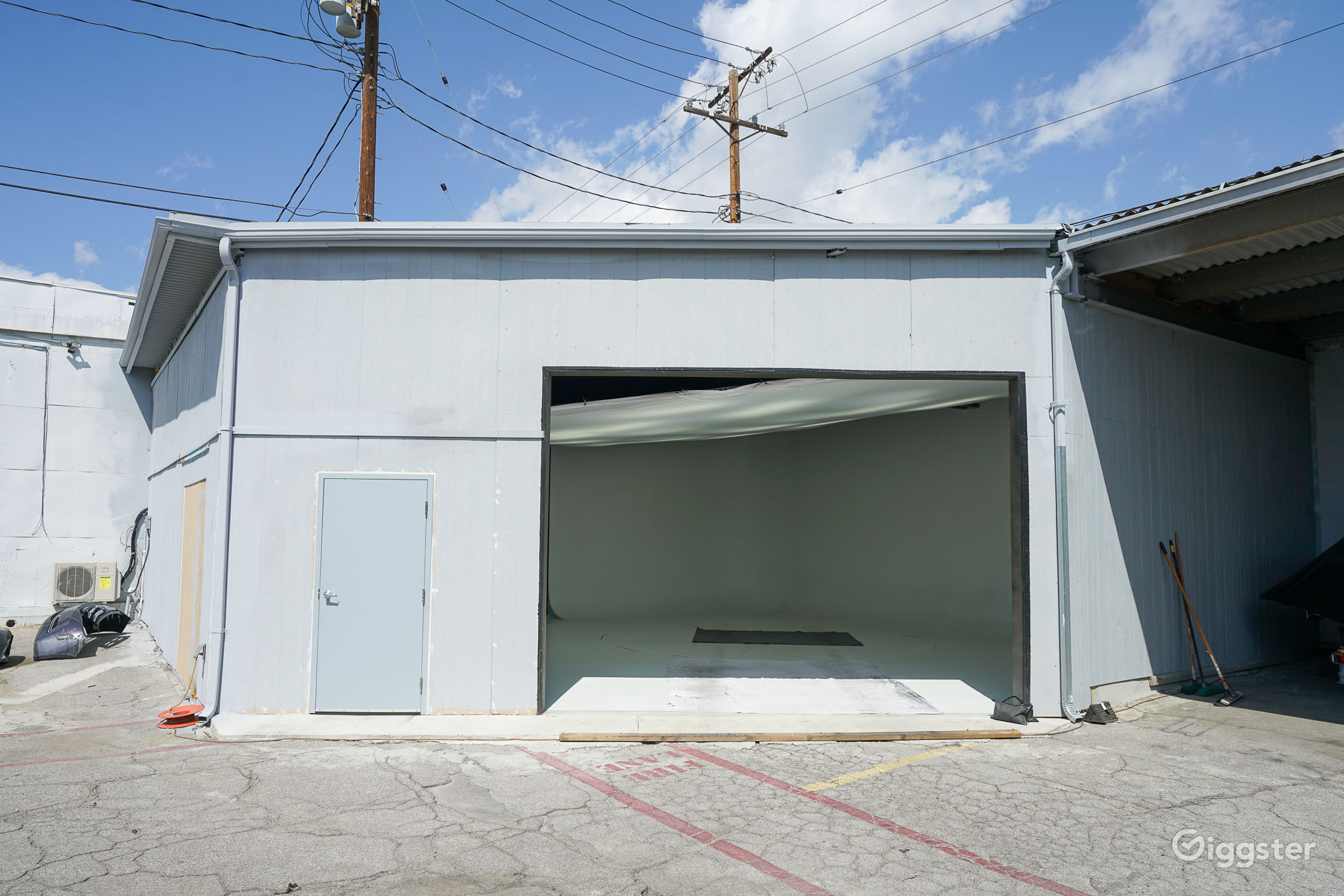 Car dealership/showroom/warehouse in Burbank! Rent this location on