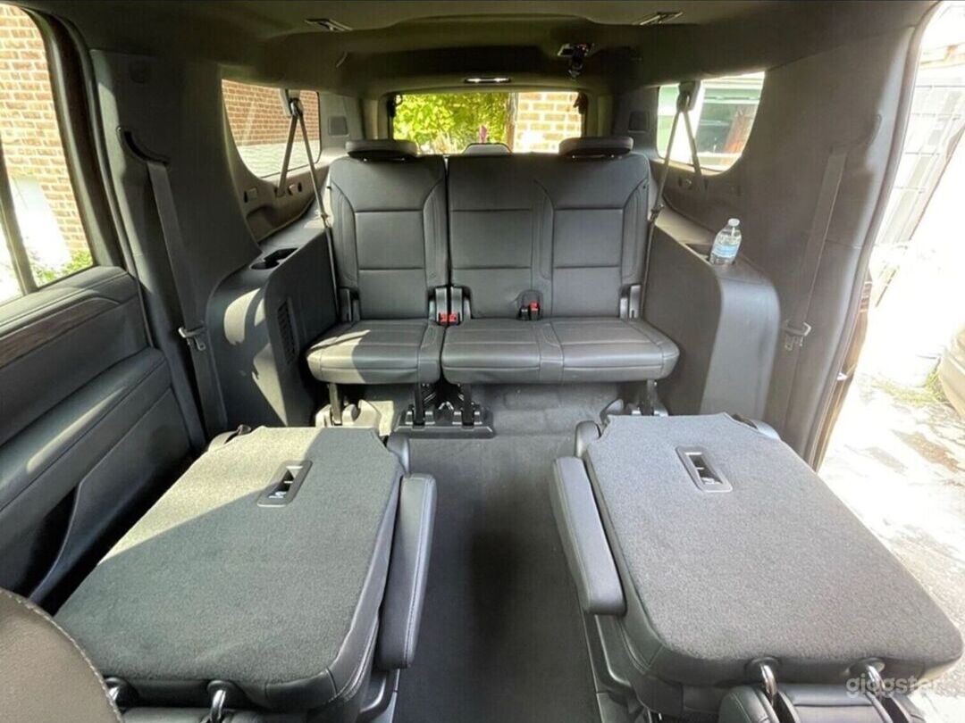 Comfortable &amp; Powerful Full-Size SUV Photo 4