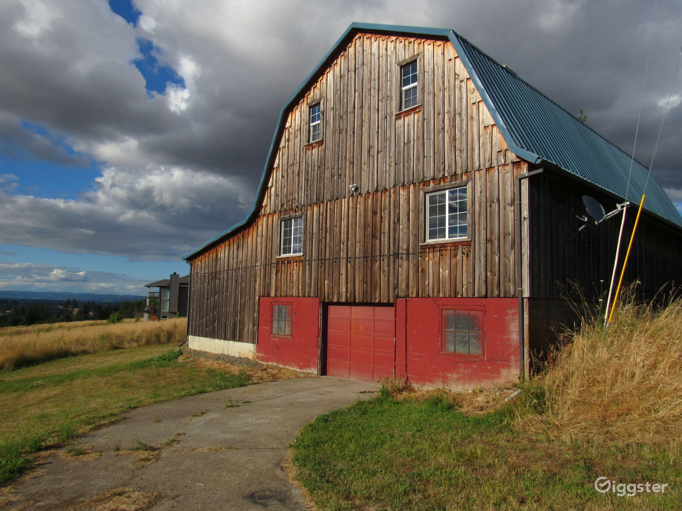 40 acres with amazing barn and private lake Rent this location on