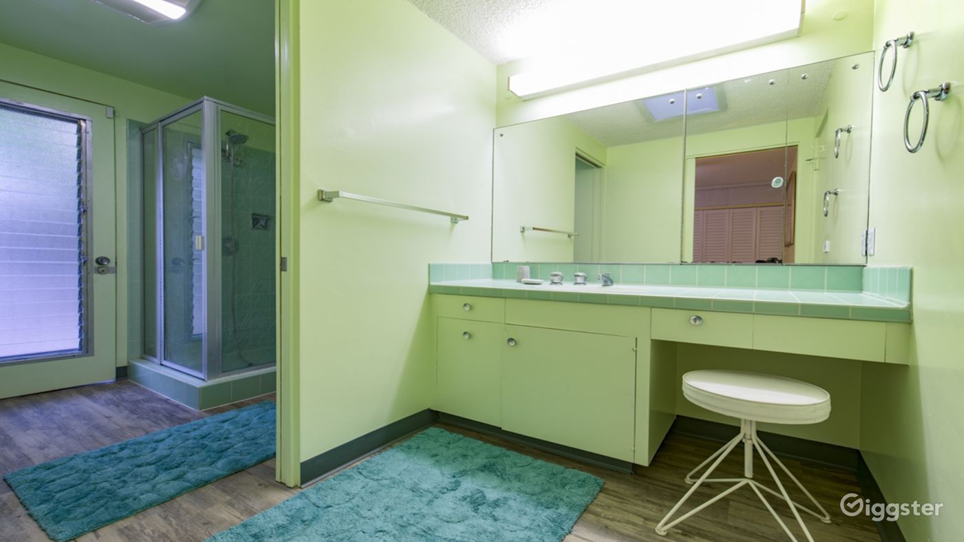 Make up Room with additional Shower , direct access to terrace