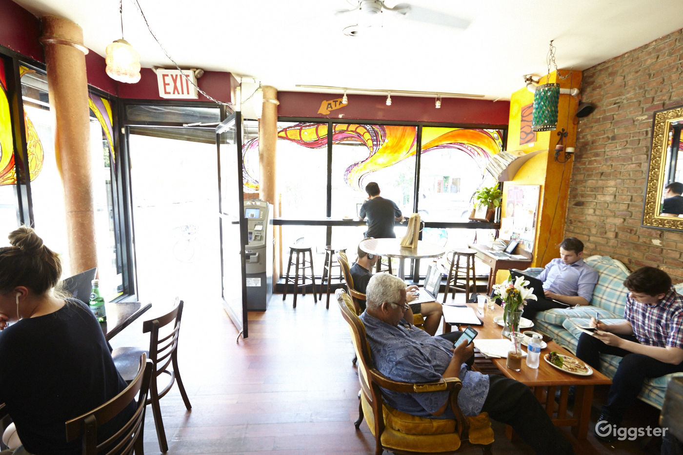 Neighborhood cafe and restaurant Location 5034 Rent this location on