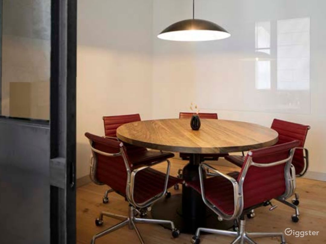 5 Person Meeting Room in Melbourne Photo 1