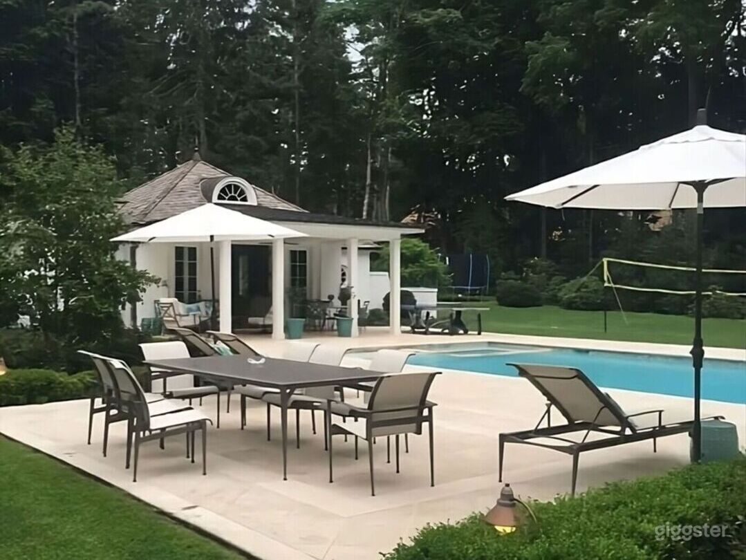 Visual Reference: Lavish Backyard With Private Swimming Pool Rent This Location On