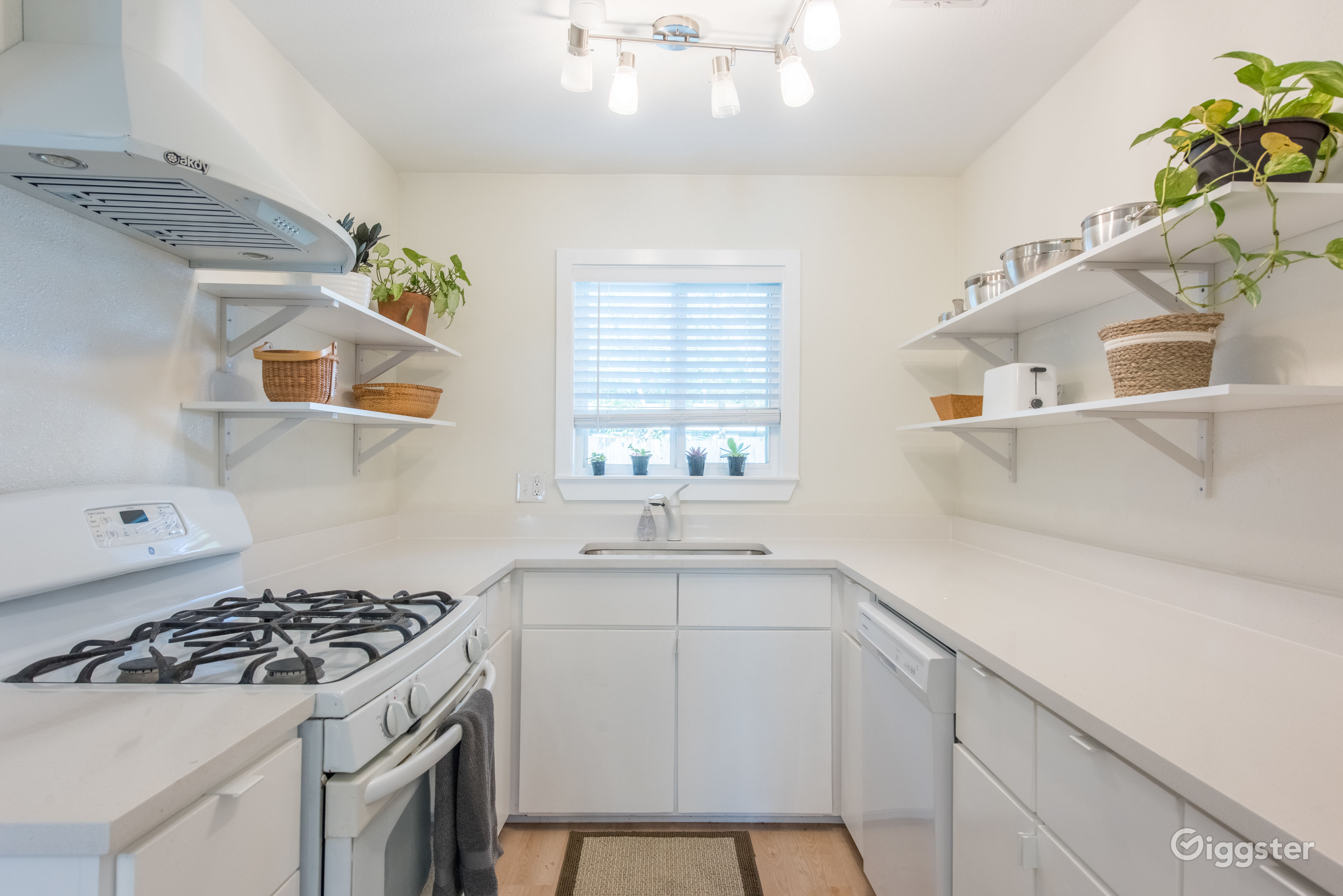 Stylish, Cozy Home in East Austin! Rent this location on Giggster