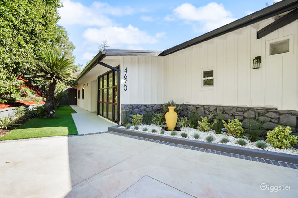 Modern Tarzana Estate with Pool & Jetliner Views Rent this location