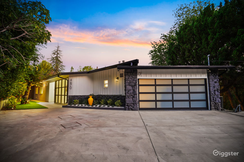Modern Tarzana Estate with Pool & Jetliner Views Rent this location on Giggster