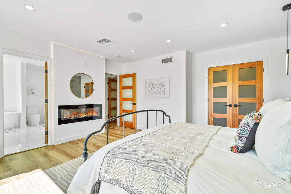 Modern Tarzana Estate with Pool & Jetliner Views Rent this location on Giggster