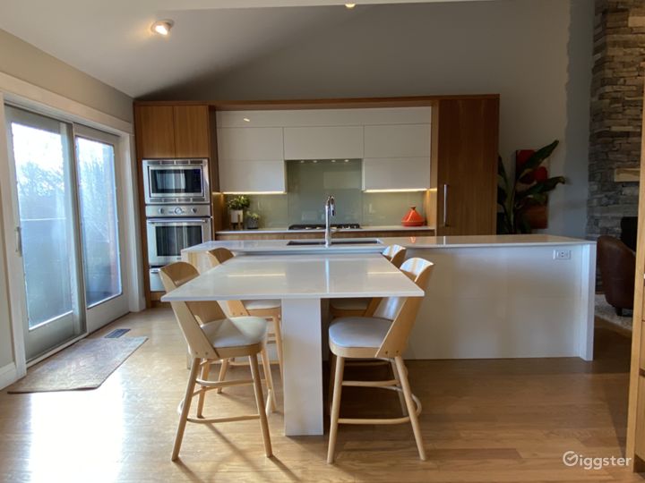 Stunning Home and Large yard with Pool in Dundas Rent this location