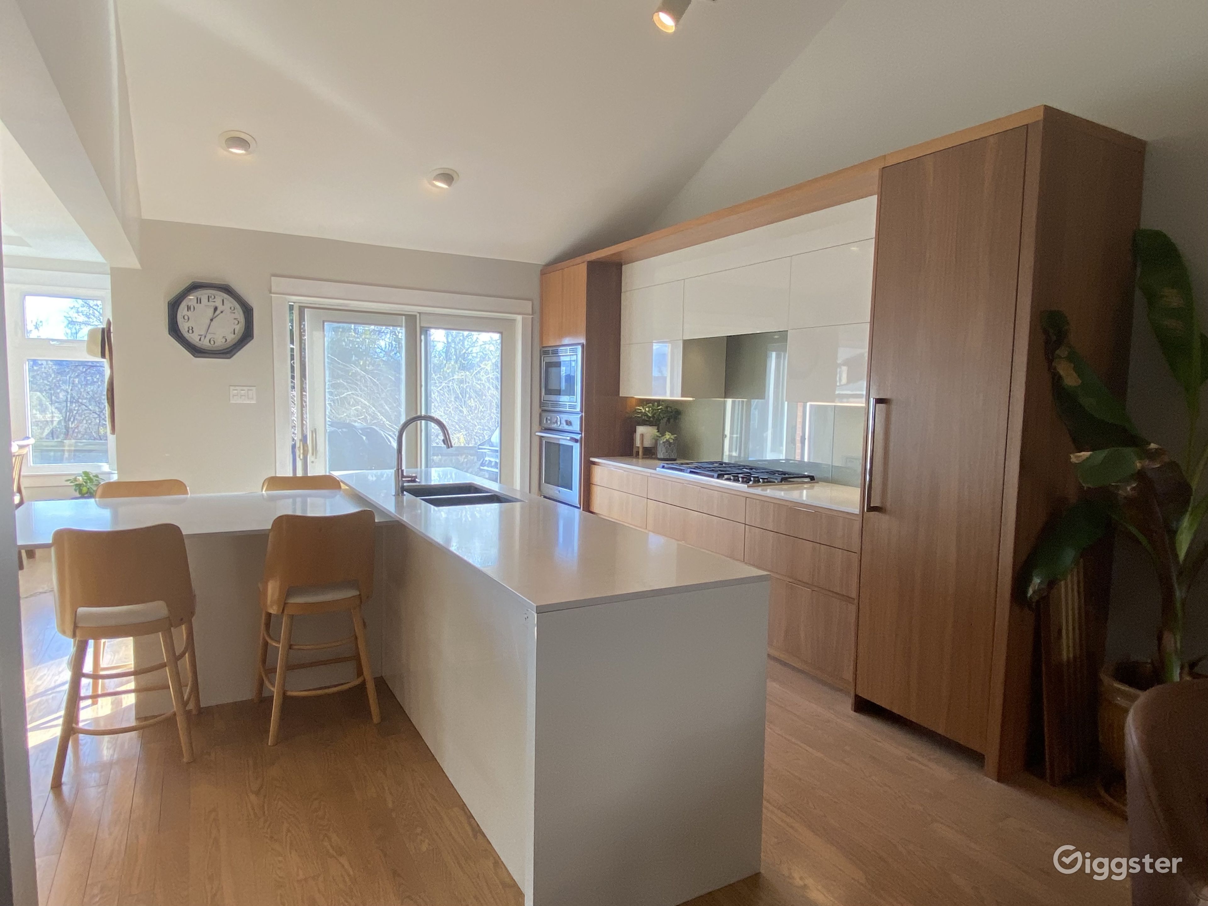 Stunning Home and Large yard with Pool in Dundas Rent this location