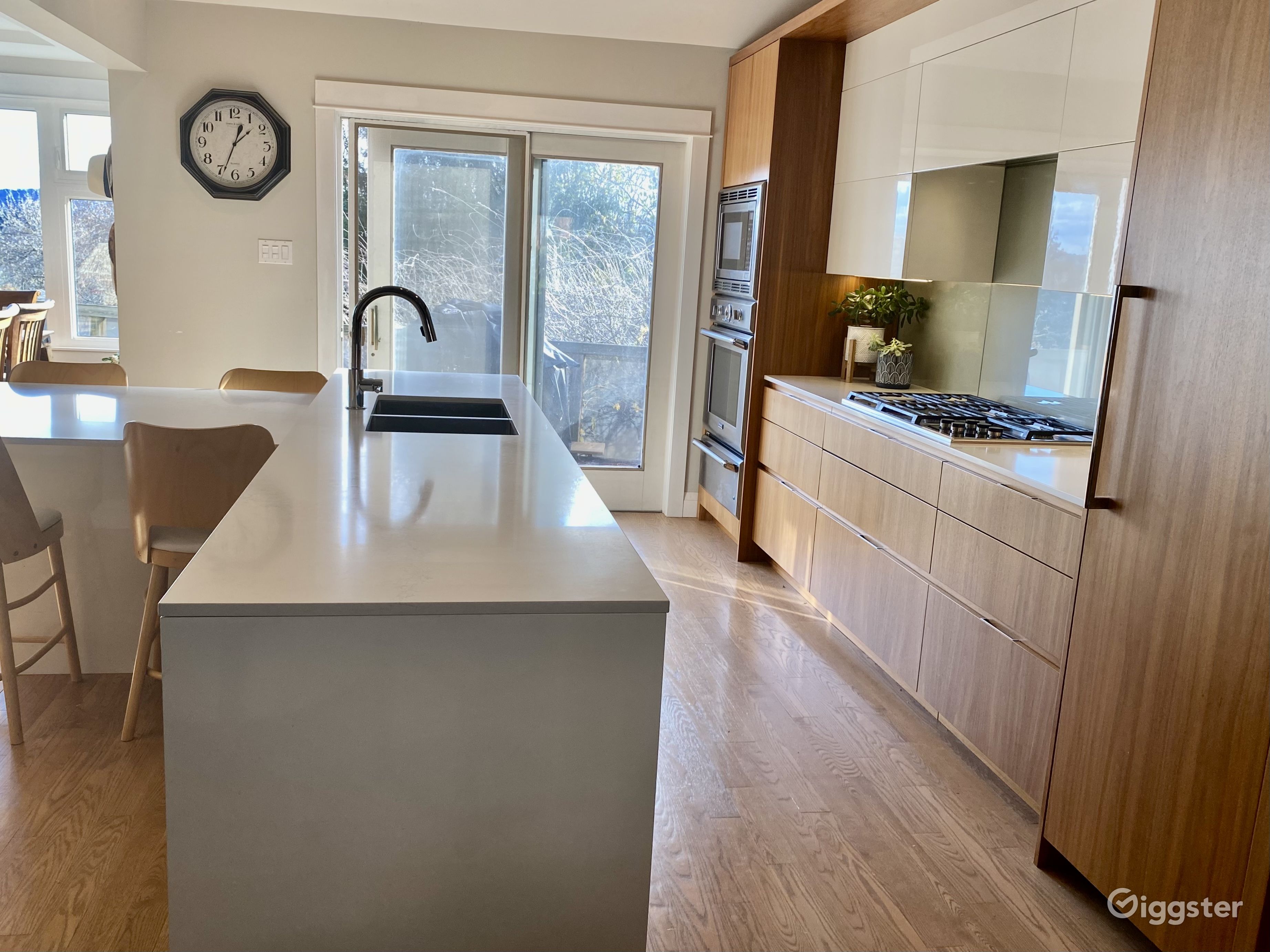 Stunning Home and Large yard with Pool in Dundas Rent this location