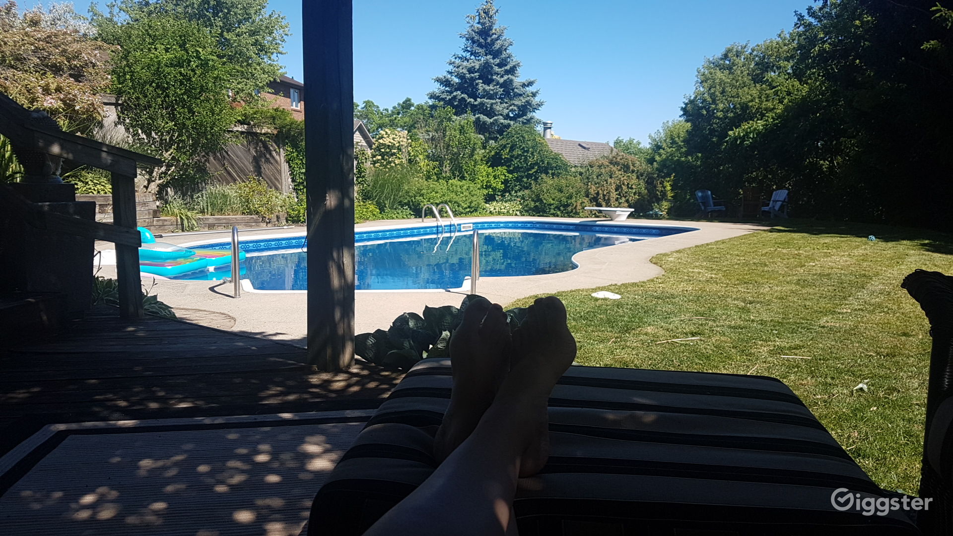 Stunning Home and Large yard with Pool in Dundas Rent this location