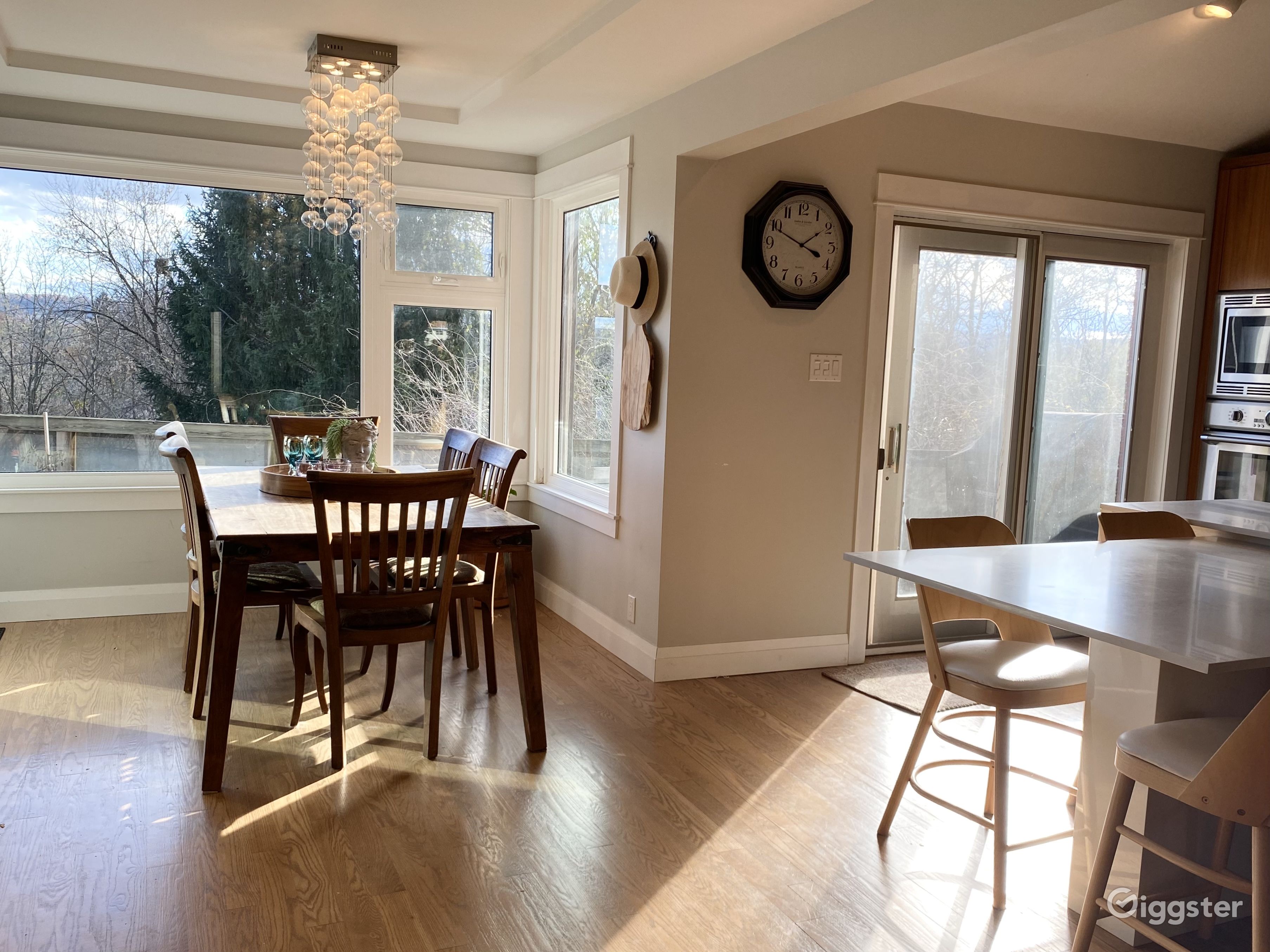 Stunning Home and Large yard with Pool in Dundas Rent this location